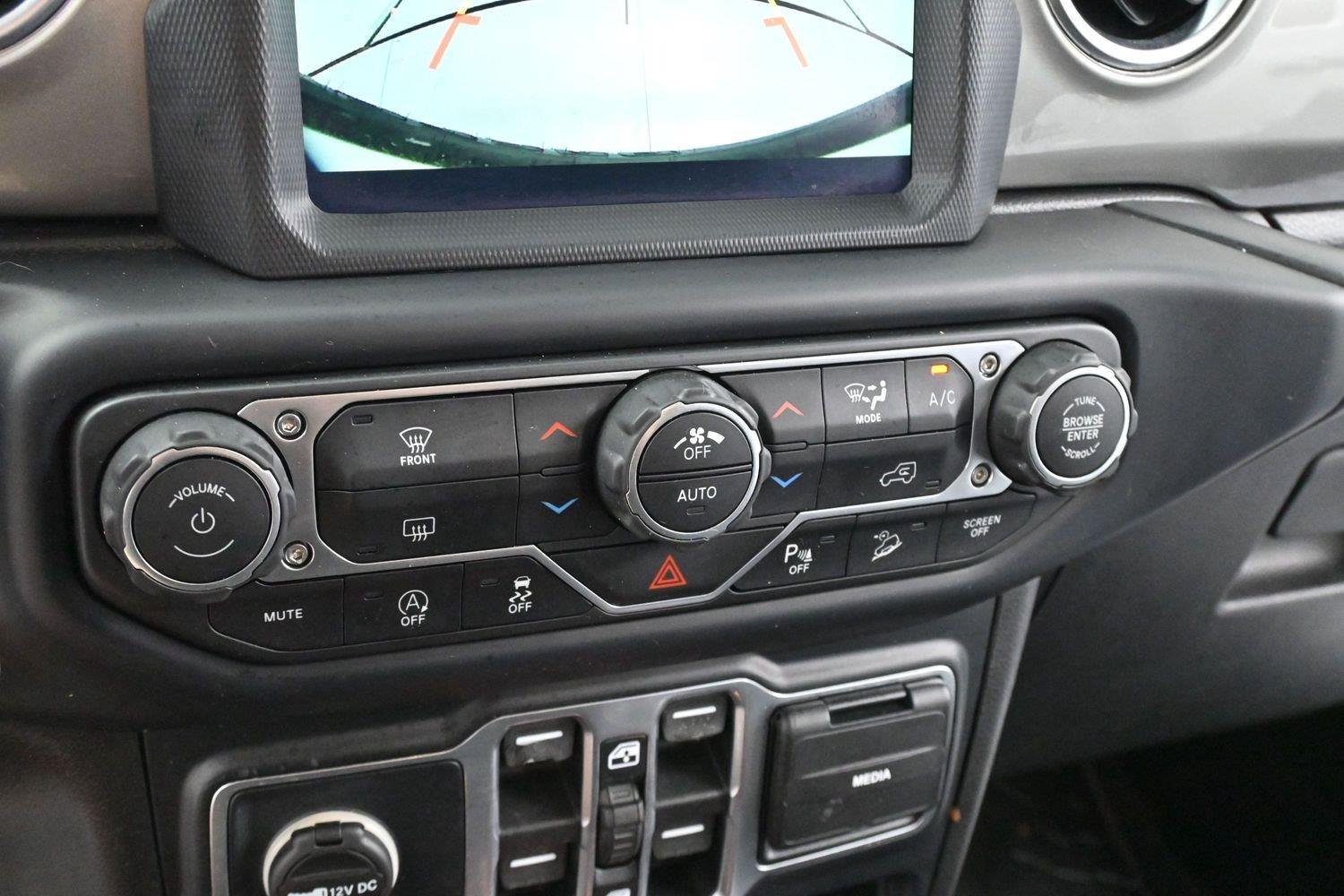Used 2019 Bright White Clearcoat Jeep Sahara image 21