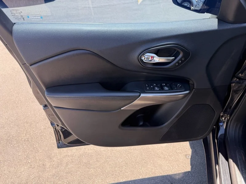 Used 2019 Diamond Black Cry Jeep Limited image 16