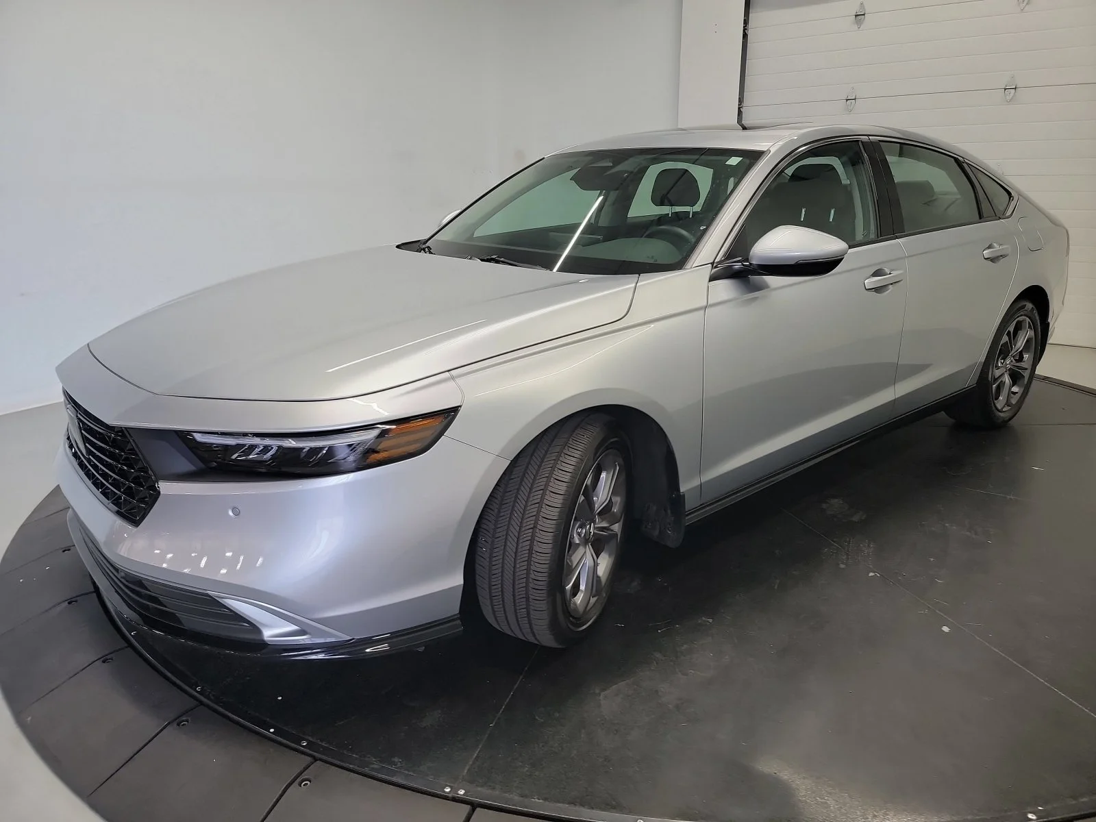 Certified Used 2025 Solar Silver Metallic Honda EX-L image 3