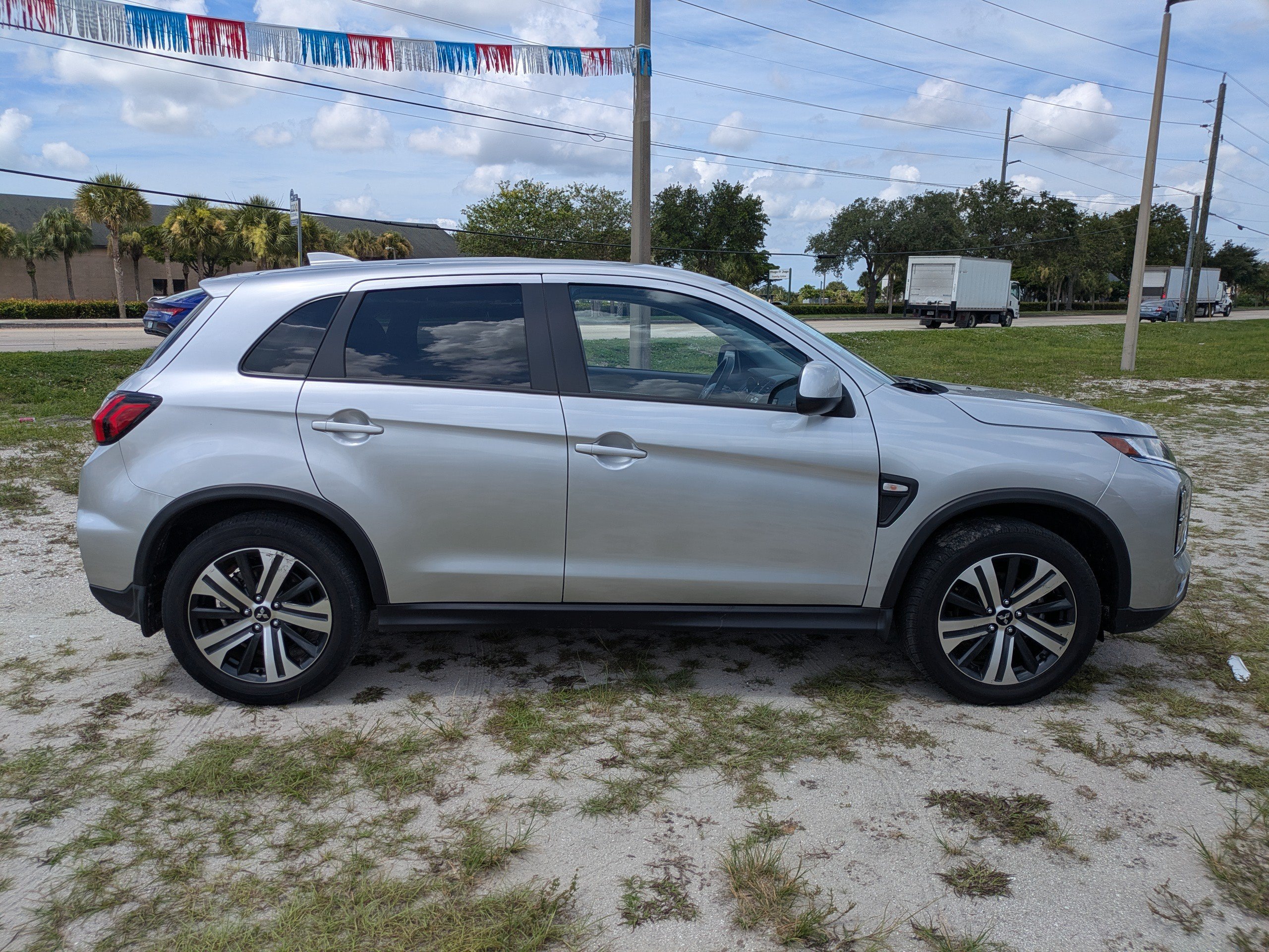 Used 2025 Silver Mitsubishi LE image 3