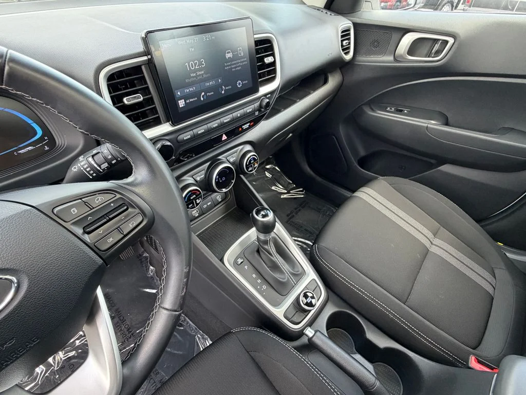 Used 2025 White Hyundai SEL image 29