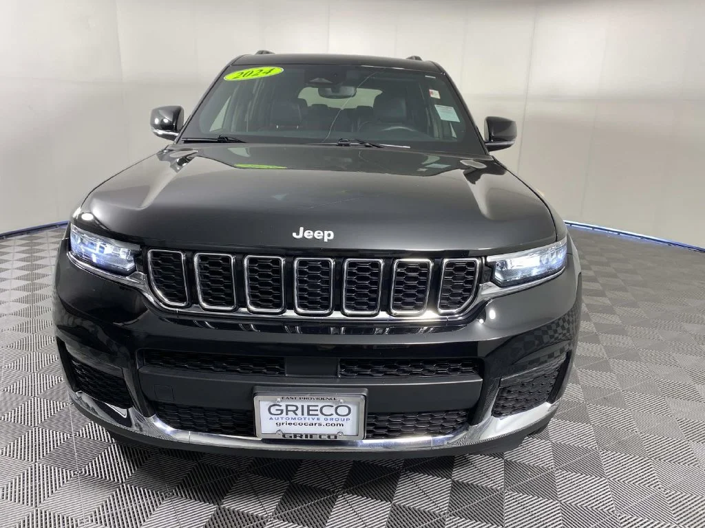 Used 2024 Diamond Black Jeep Limited image 3