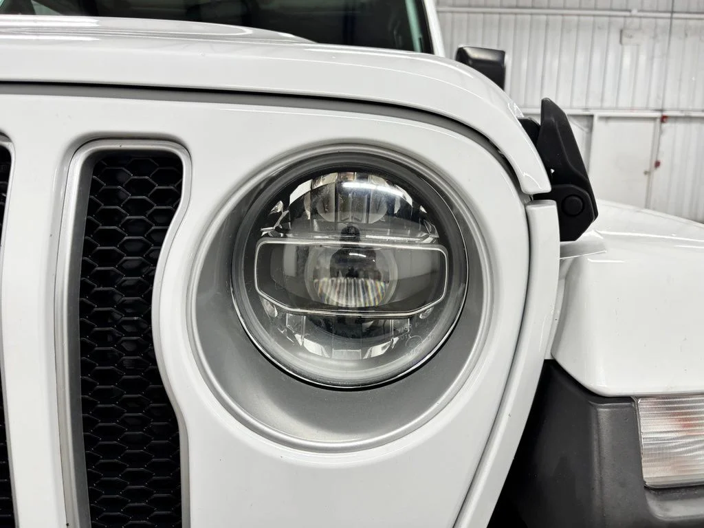 Used 2021 White Jeep Unlimited Sahara image 9