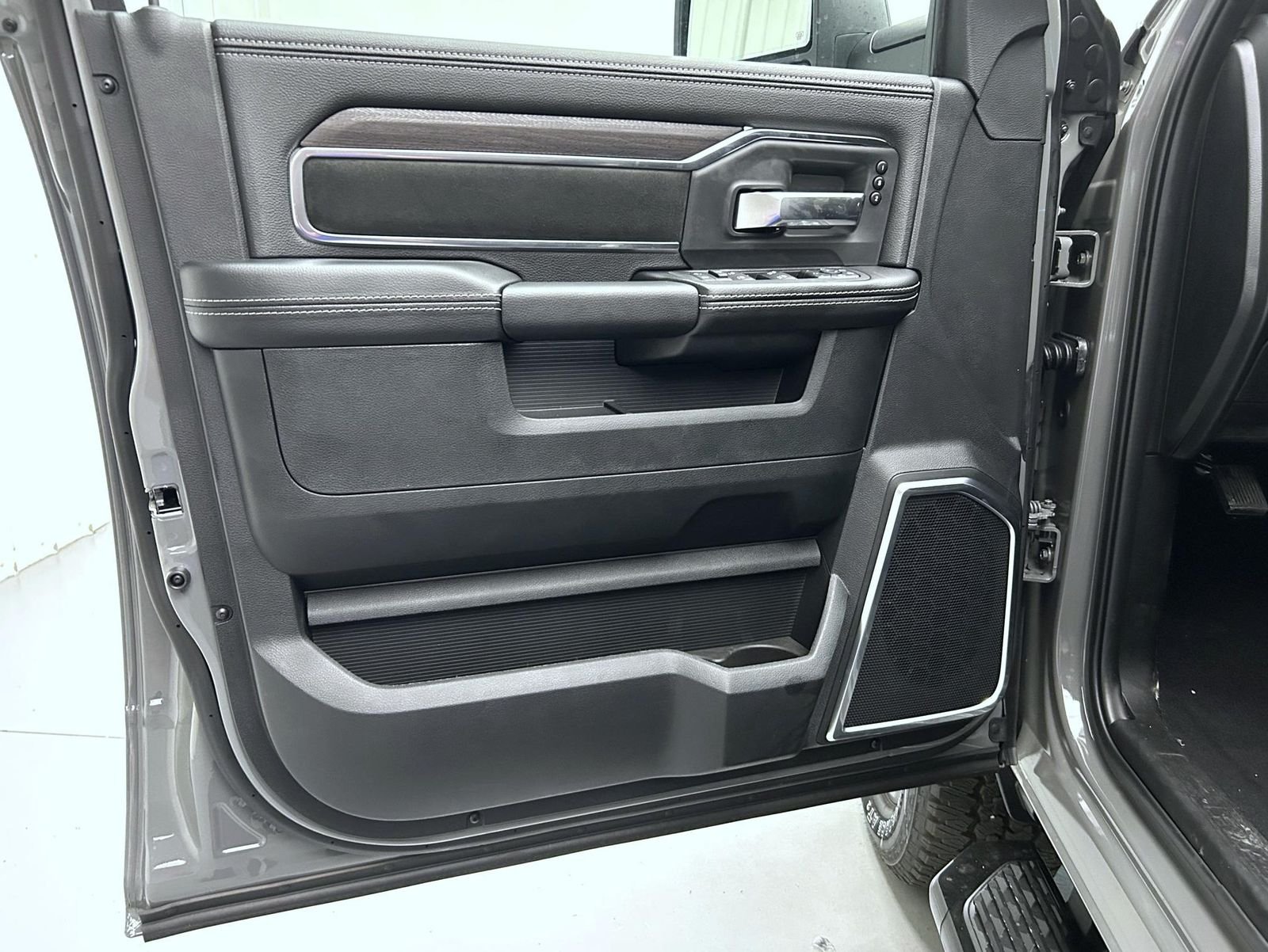 New 2026 Ceramic Gray Clear-Coat Exterior Paint RAM Laramie image 9