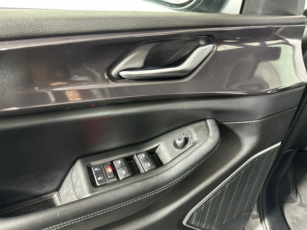 Used 2021 Gray Jeep Laredo image 9