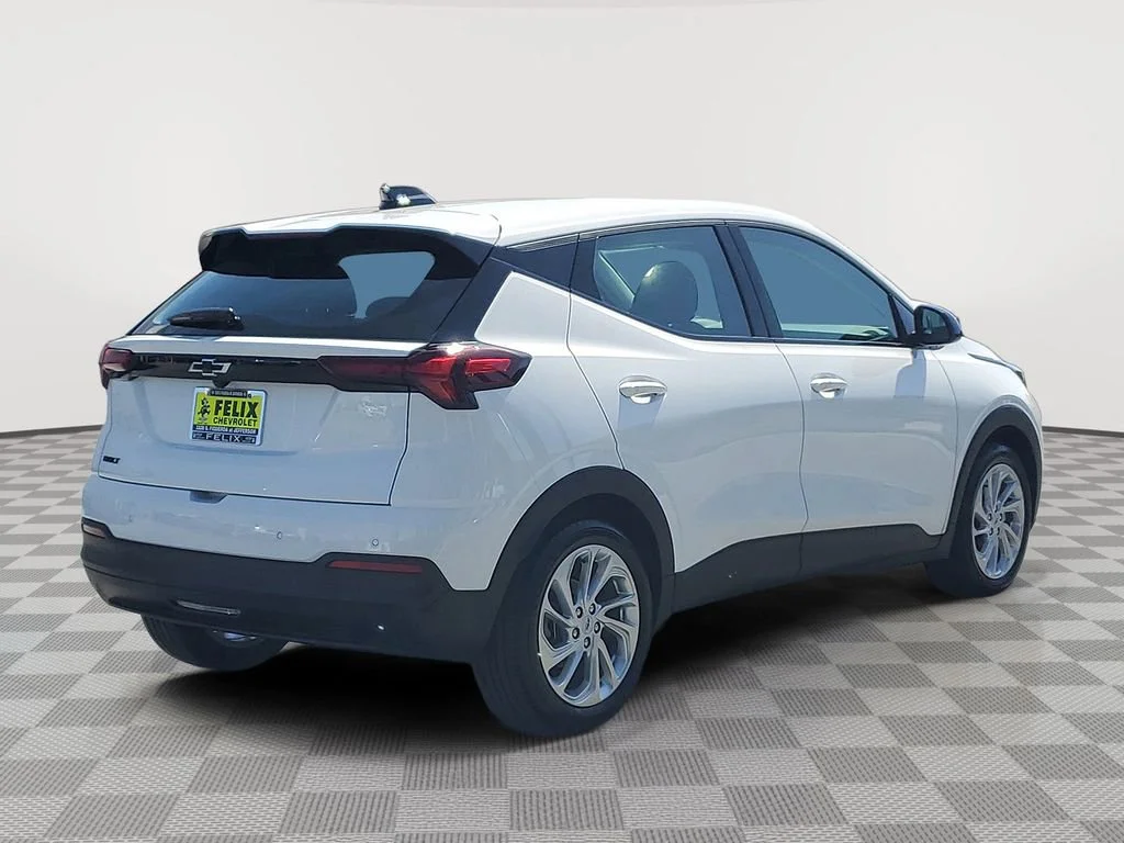 New 2027 Summit White Chevrolet LT image 4