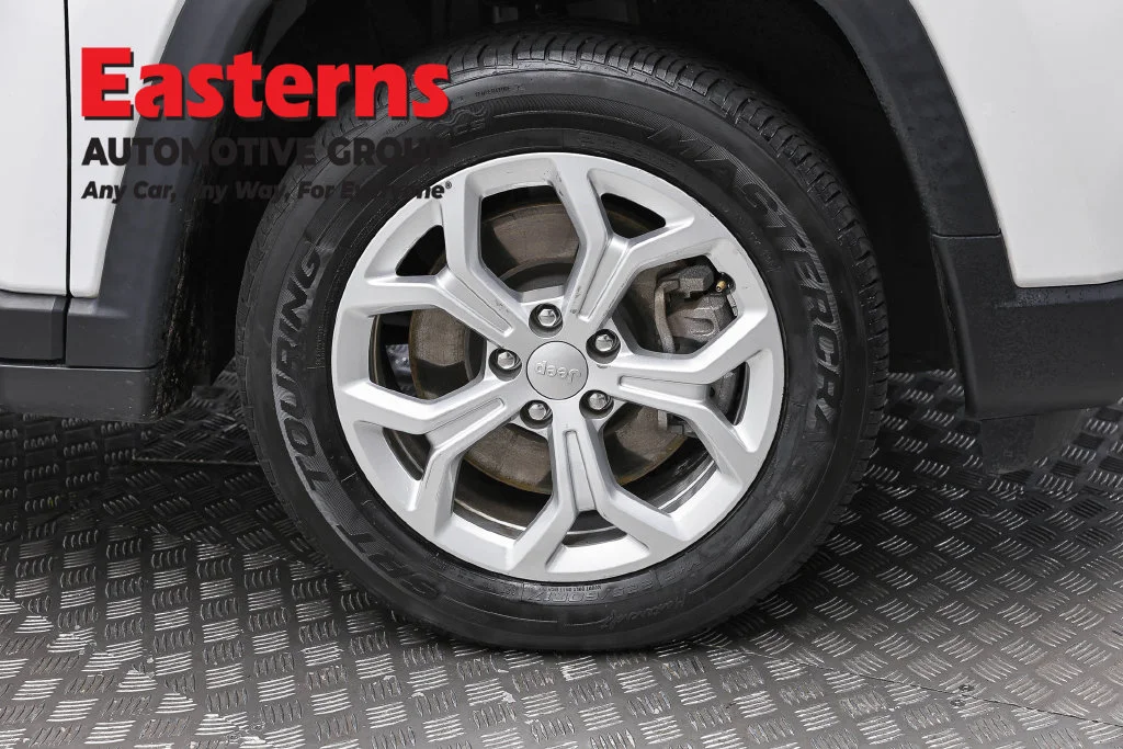 Used 2024 White Jeep Latitude image 27