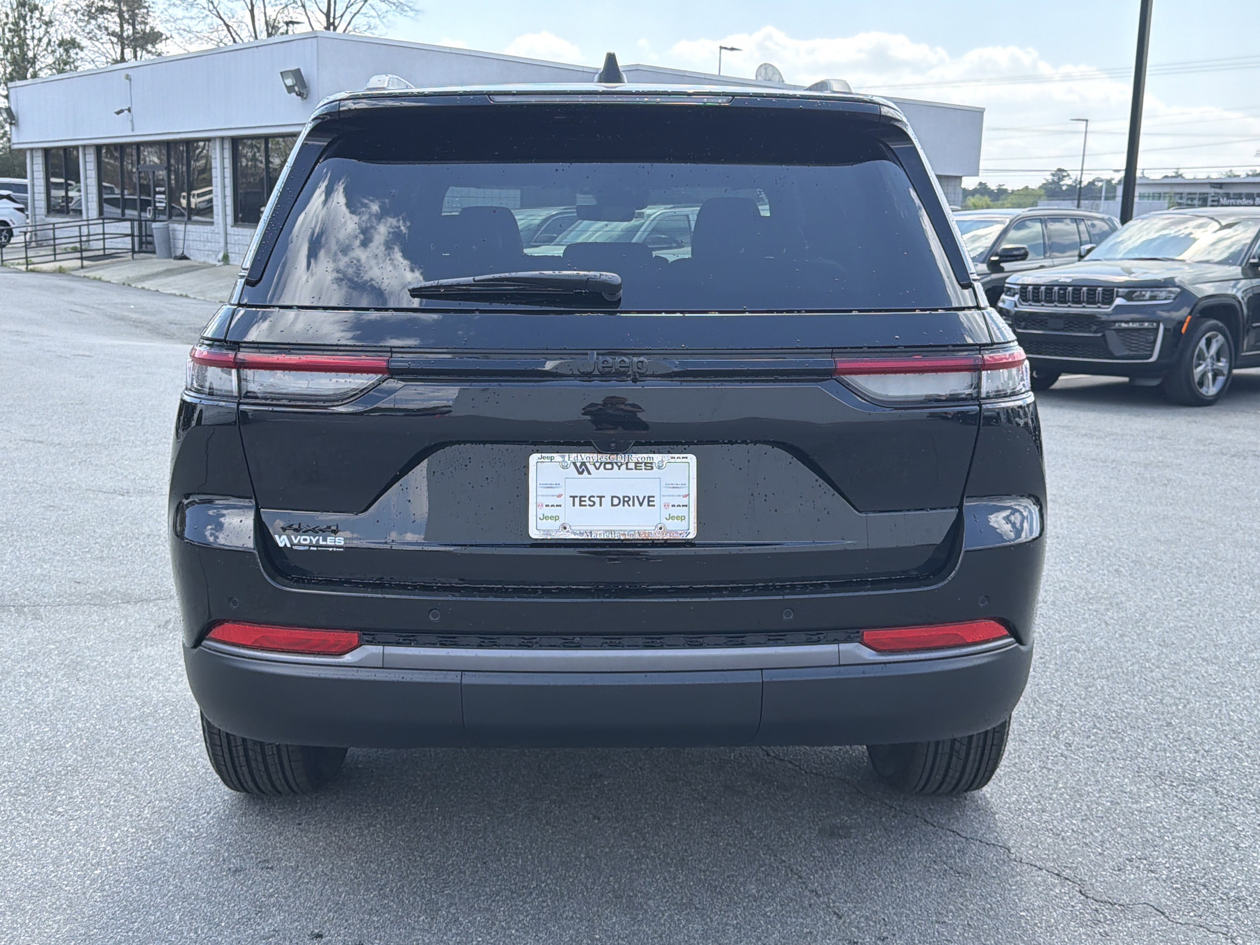 New 2026 Diamond Black Crystal Pearl-Coat Exterior Paint Jeep Altitude image 7