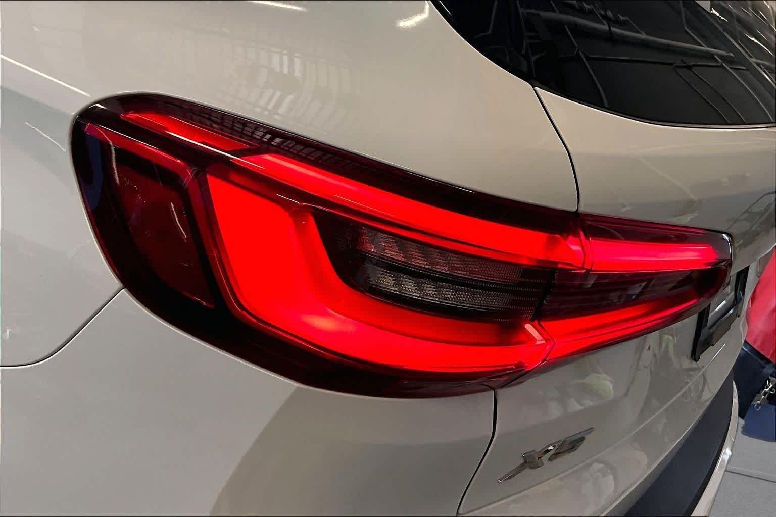 Used 2019 Alpine White BMW xDrive40i image 28