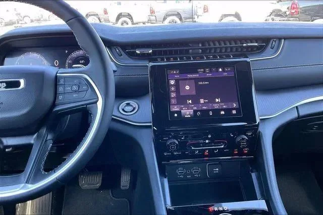 New 2026 Silver Zynith Exterior Paint Jeep Laredo X image 7