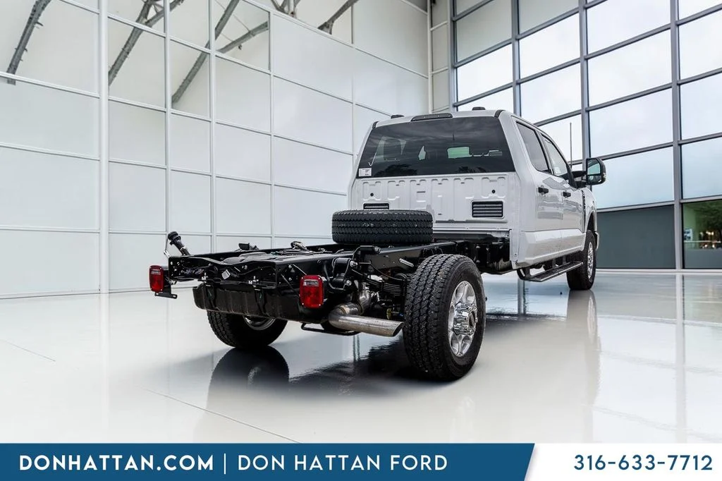 New 2026 Oxford White Ford F-350® XLT image 29
