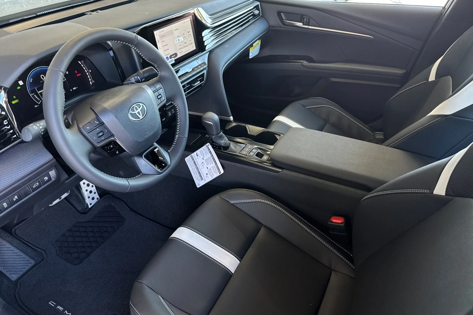 2026 Toyota Camry SE - Photo 9