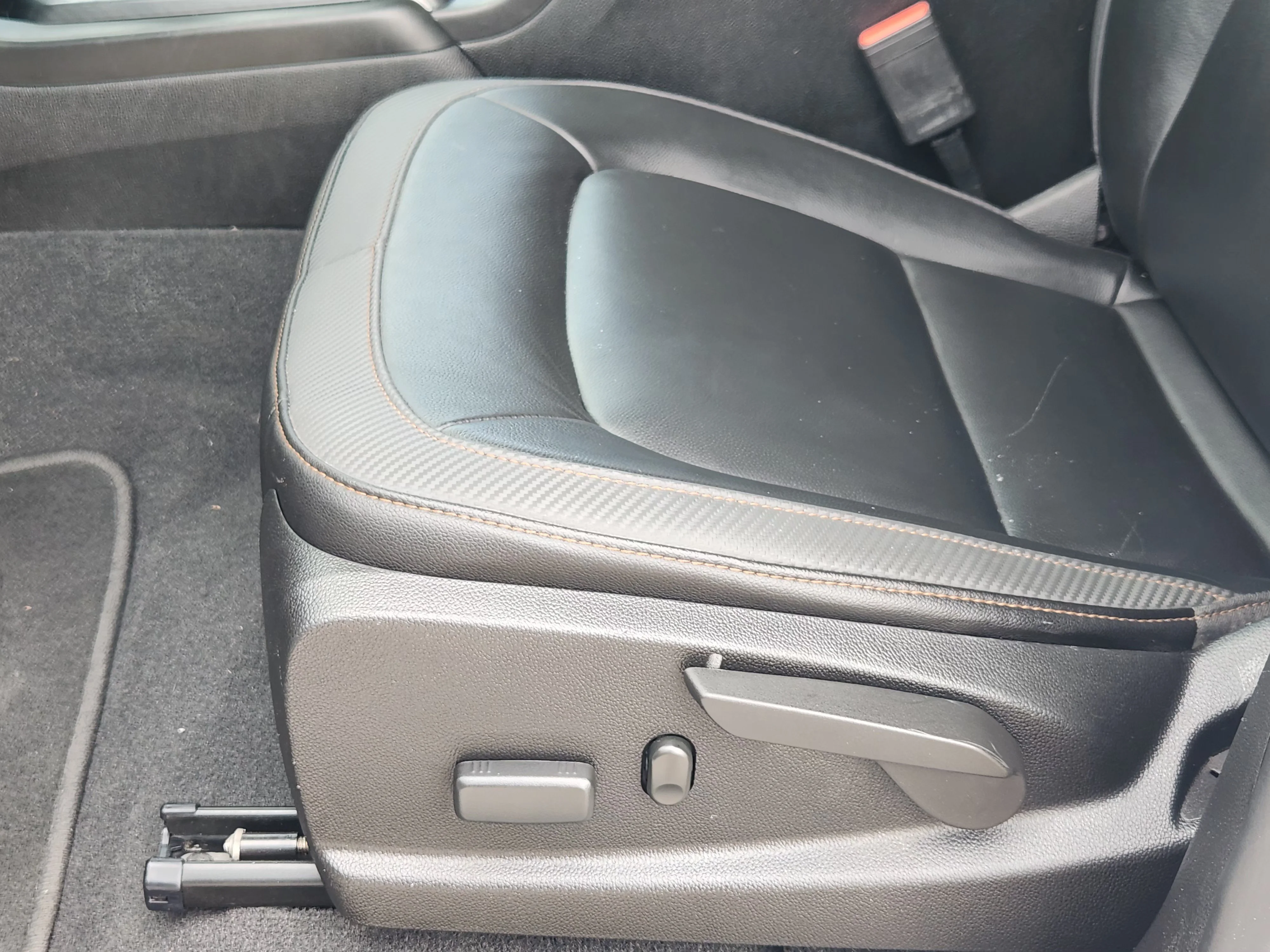 Used 2022 Summit White GMC AT4 w/Leather image 24