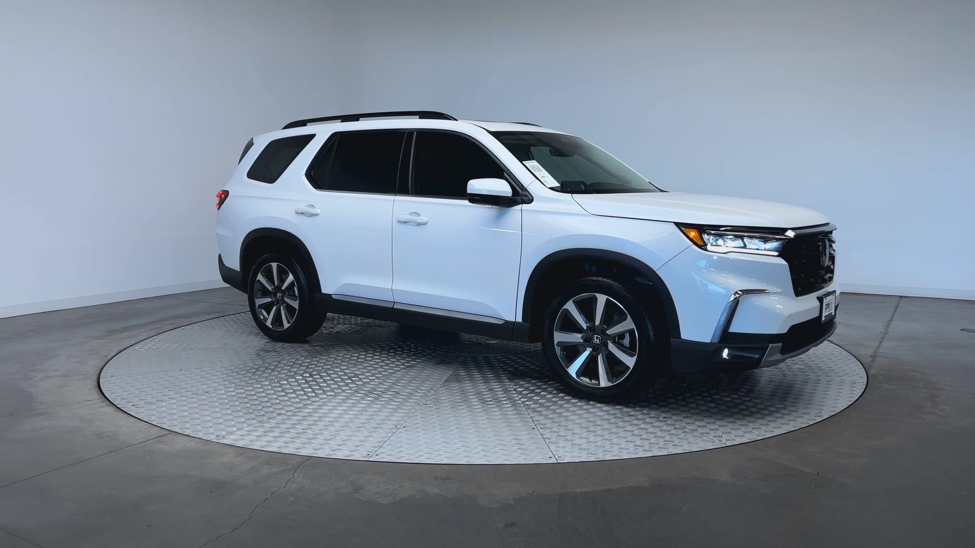 Used 2023 Platinum White Pearl Honda Touring image 2