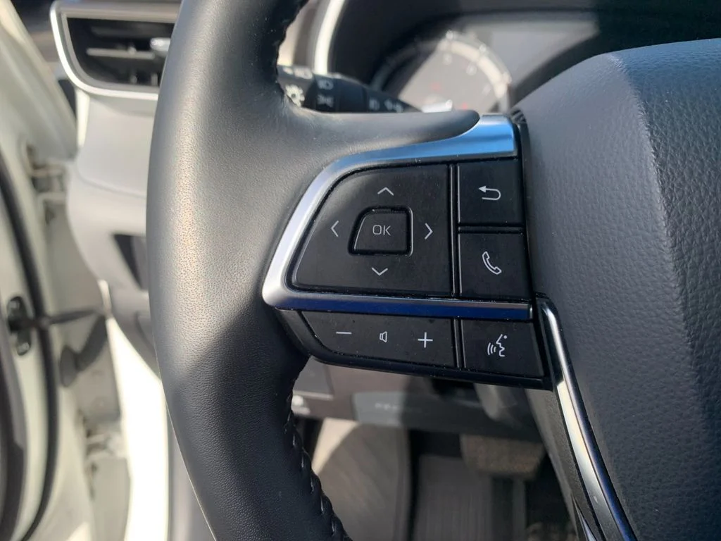 Used 2020 White Toyota XLE image 27