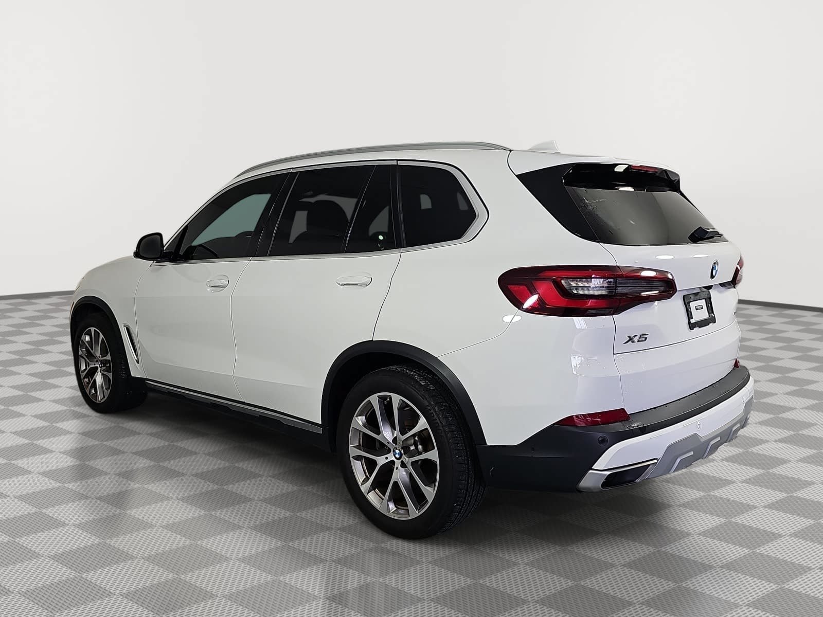 Used 2021 White BMW xDrive40i image 6