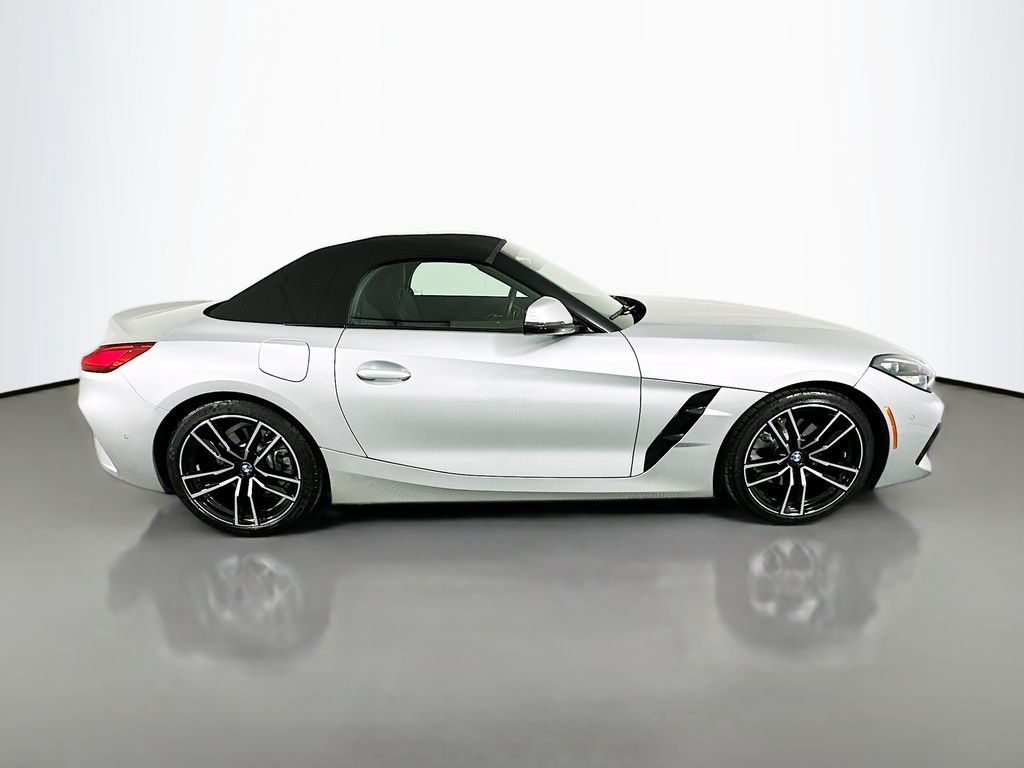 Used 2022 Glacier Silver Metallic BMW sDrive30i image 4