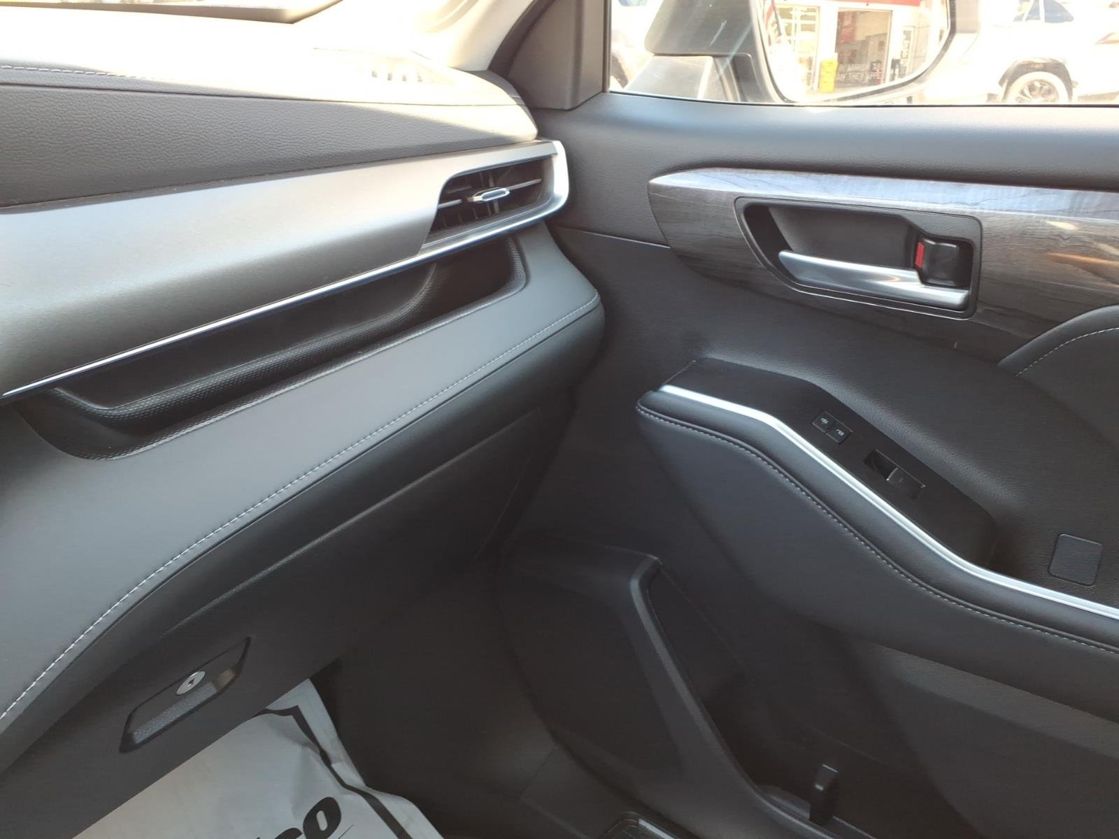 Used 2026 Wind Chill Pearl Toyota Limited image 22