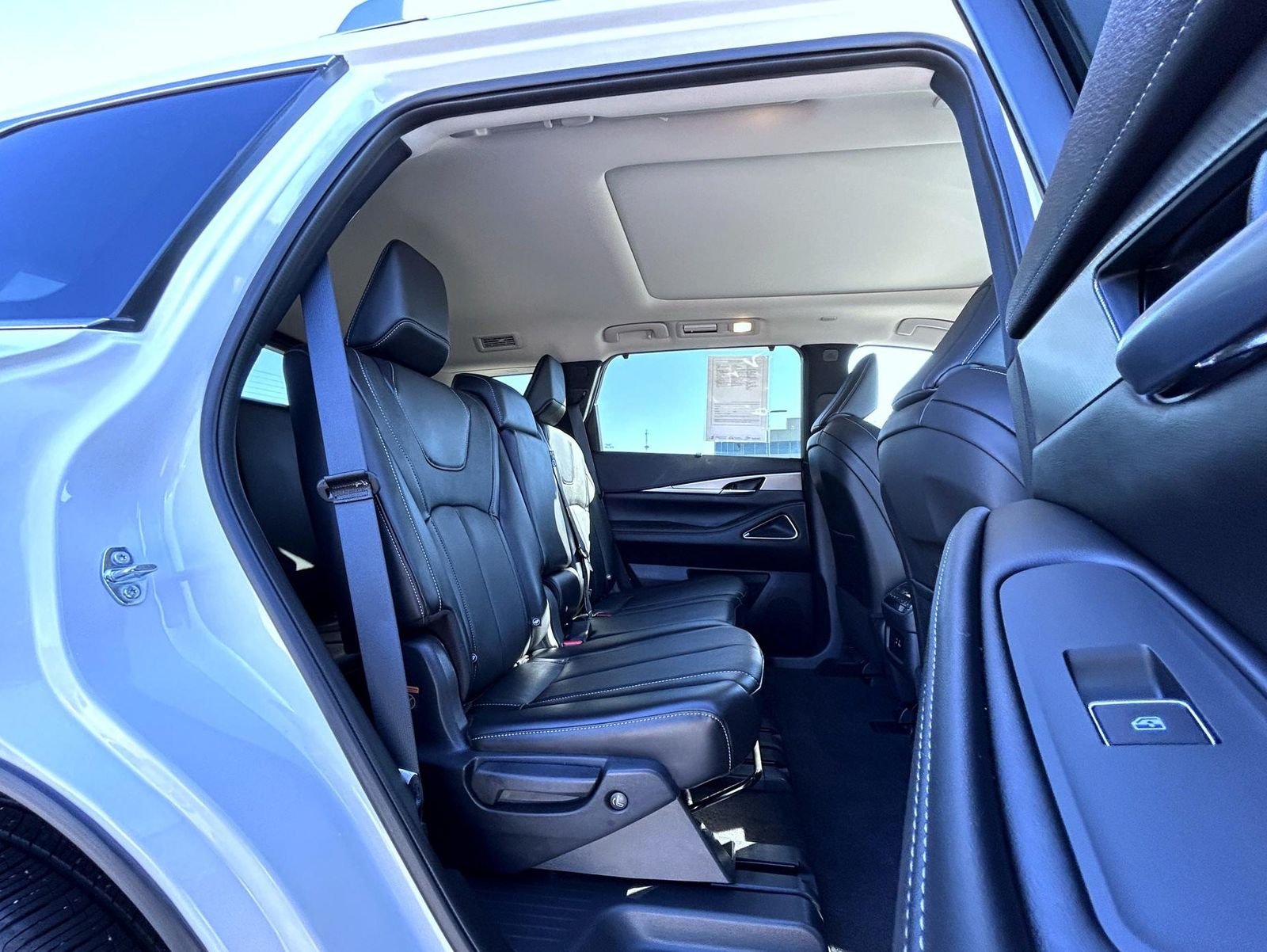 Used 2025 White INFINITI LUXE image 18