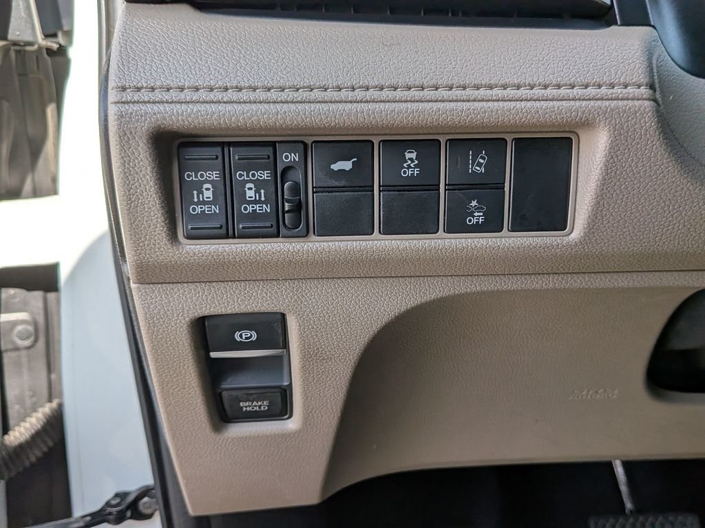 Used 2020 White Honda EX-L image 17