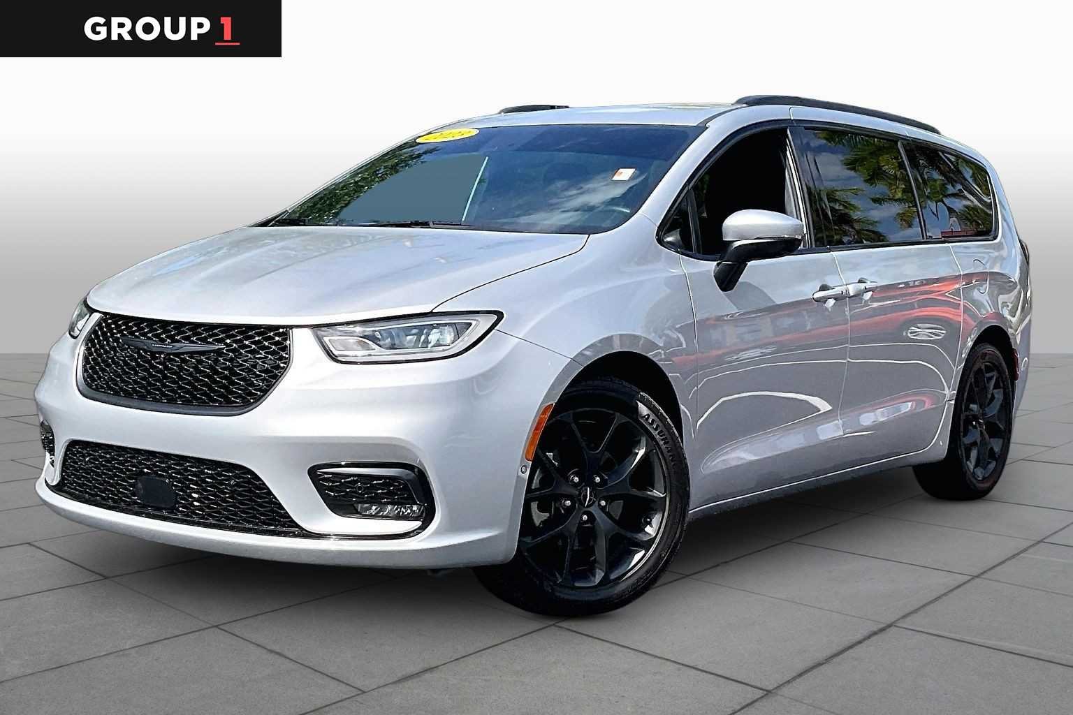 2023 Chrysler Pacifica Touring L's photo