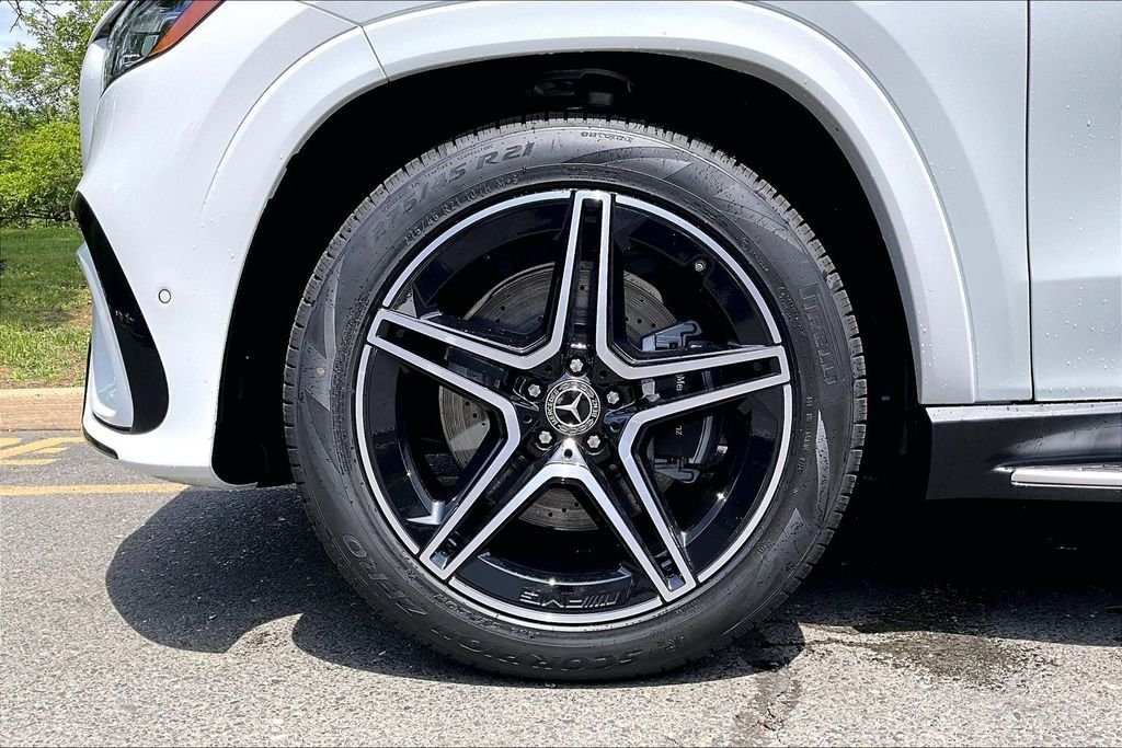 New 2026 MANUFAKTUR Moonlight White Metallic Mercedes-Benz GLS 450 image 12