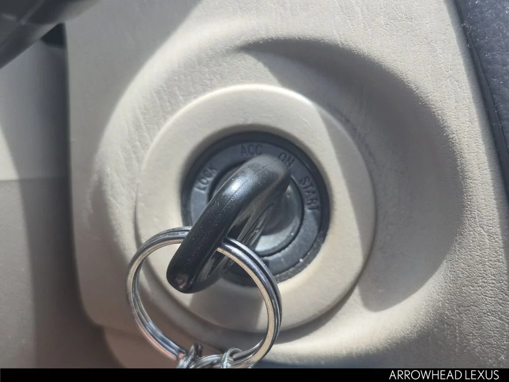 Used 2006 White Toyota SLE image 27
