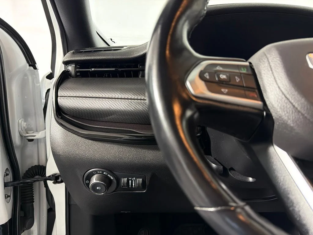Used 2022 White Jeep Latitude image 13
