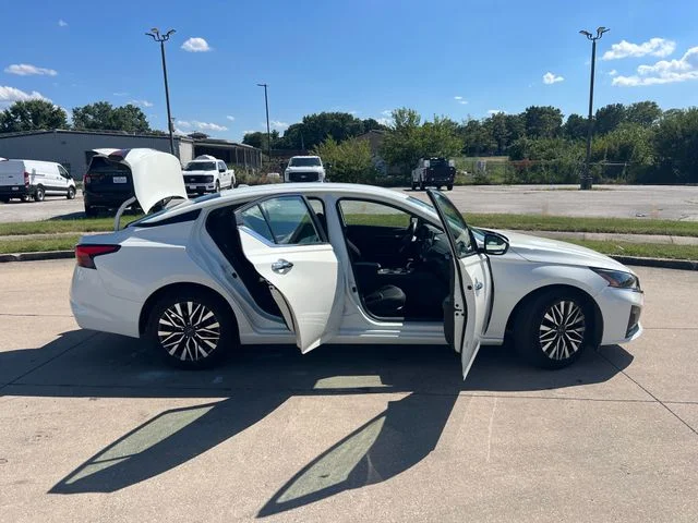 Used 2025 White Nissan 2.5 SV image 12