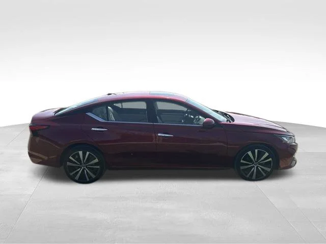 Used 2019 Red Nissan 2.5 Platinum image 2