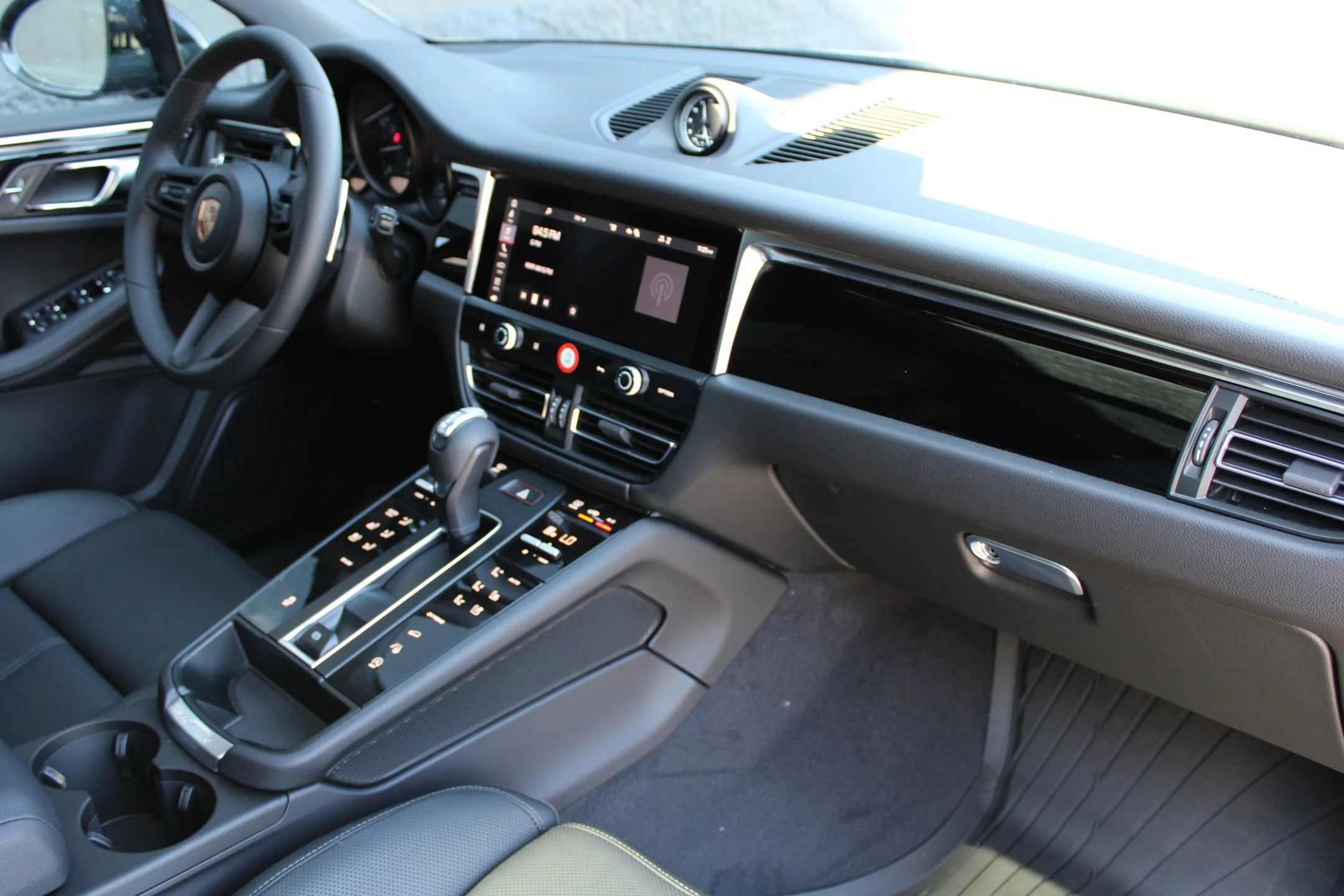 2025 Porsche Macan - Photo 26