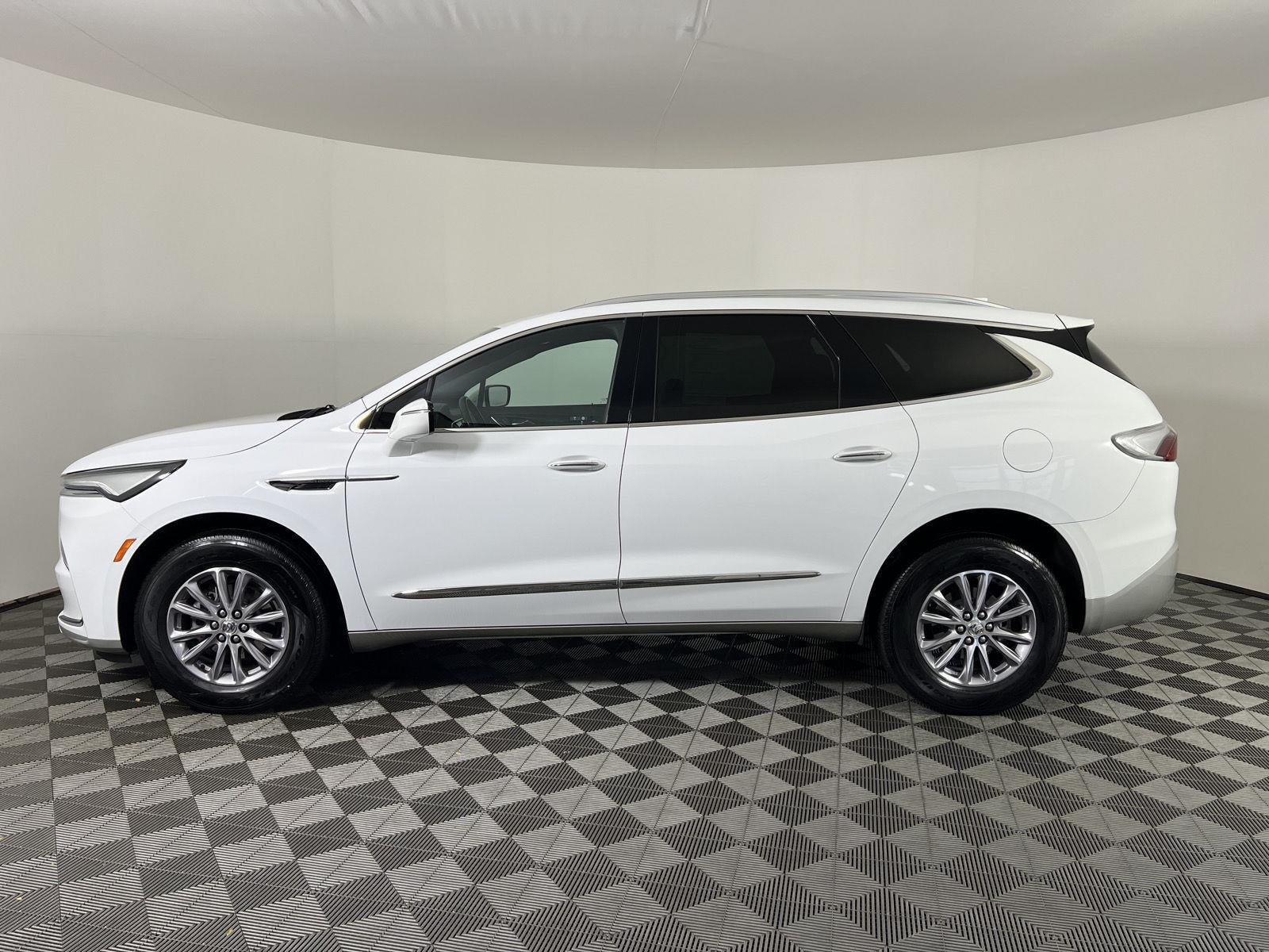 Used 2024 Summit White Buick Essence image 27