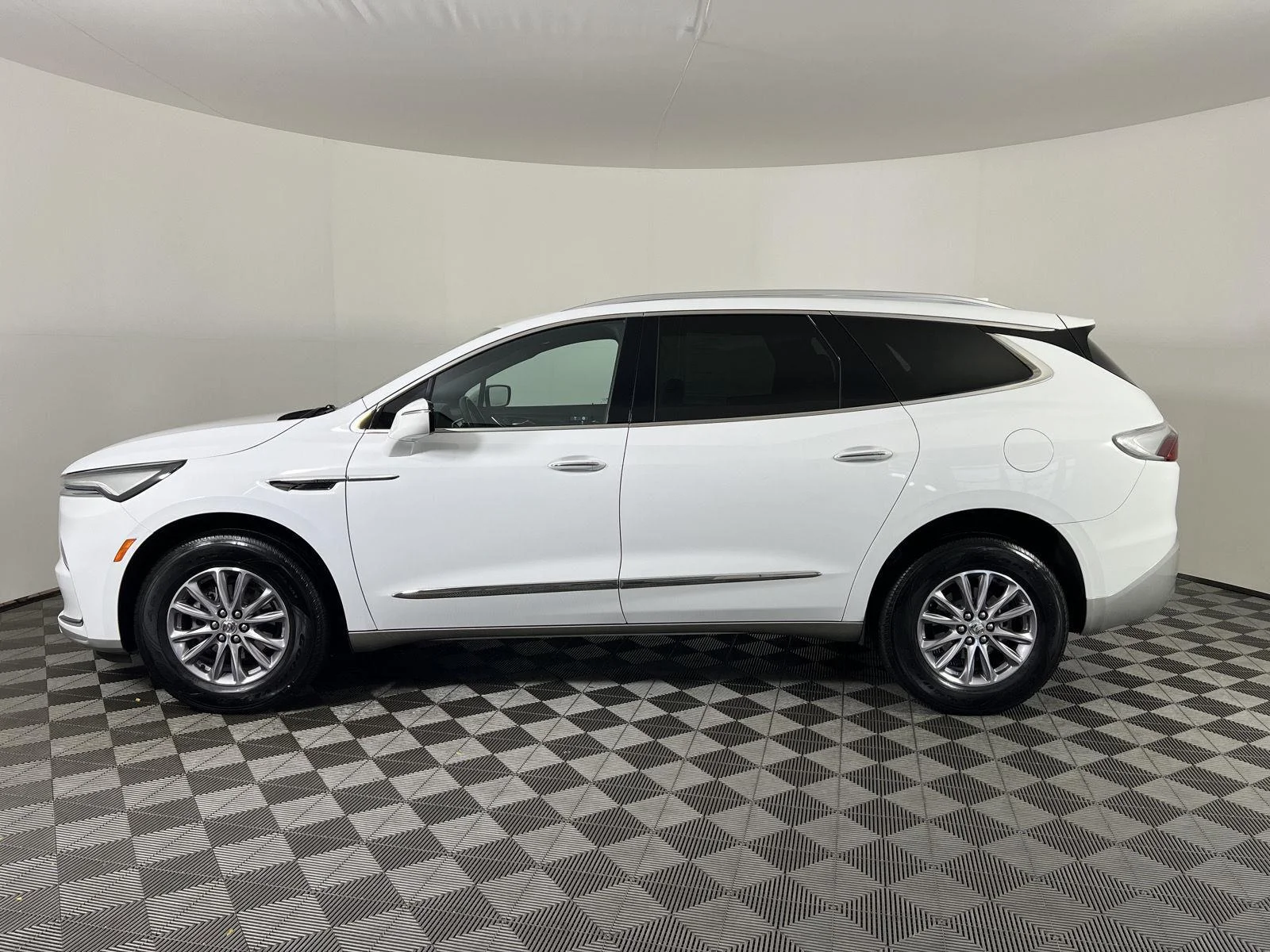 Used 2024 Summit White Buick Essence image 27