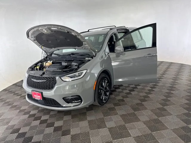 Used 2021 White Chrysler Touring image 10