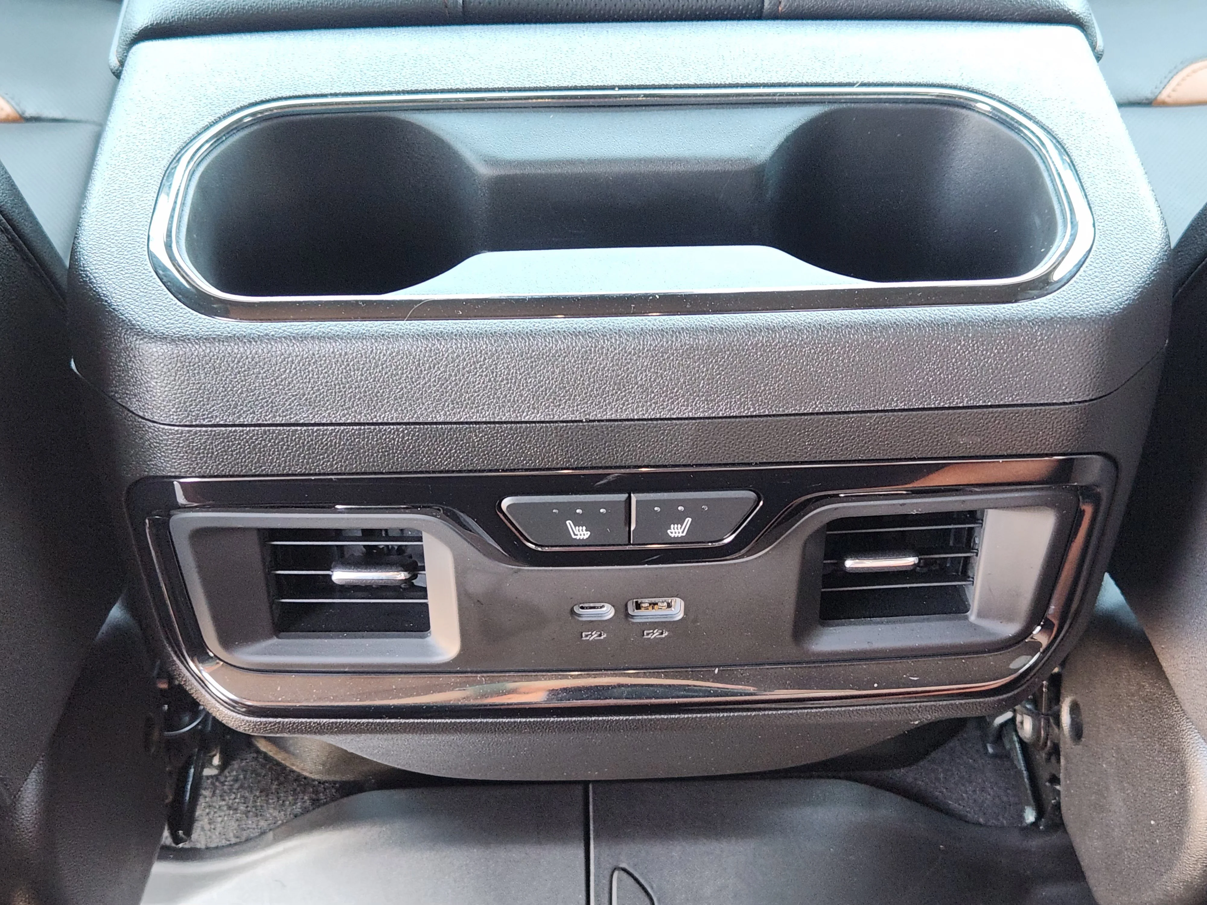 Used 2025 Summit White GMC AT4 image 31