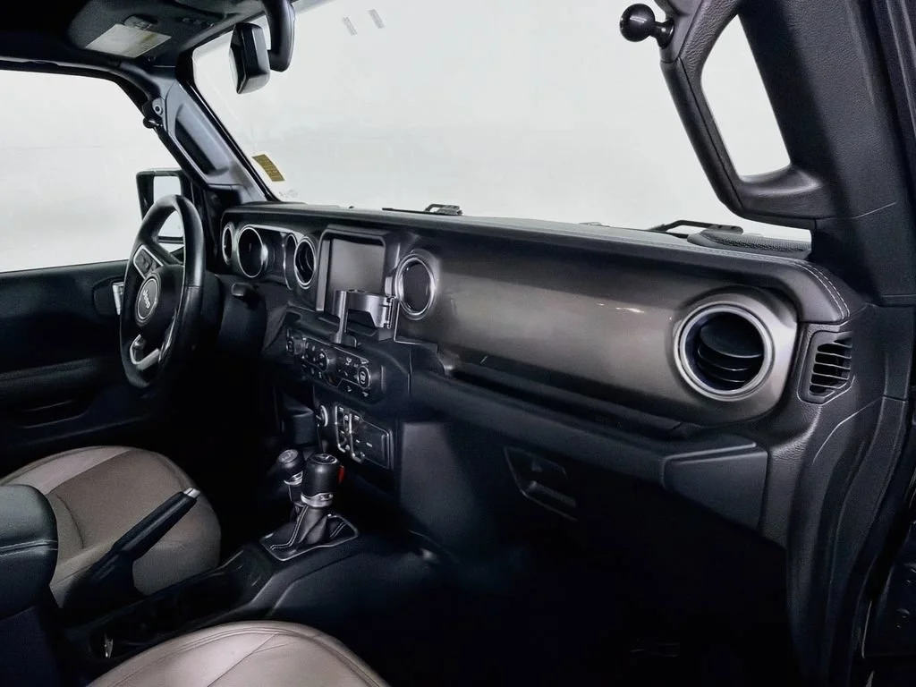 Used 2019 Granite Crystal Jeep Sahara image 25