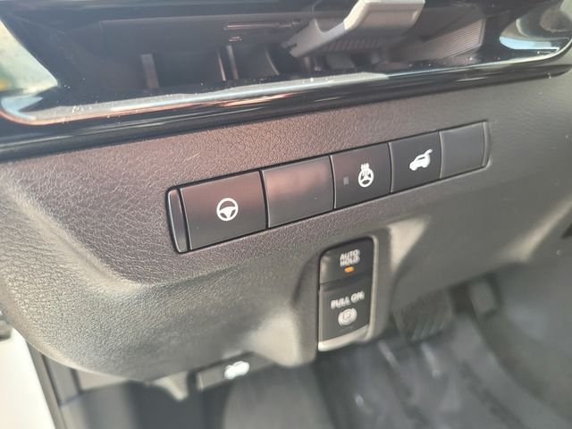 Used 2025 White Nissan SL image 19