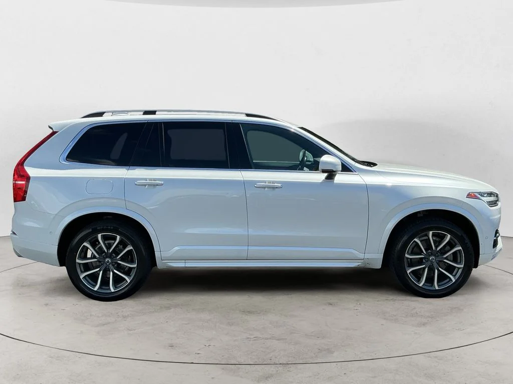 Used 2018 White Volvo T6 Momentum image 4