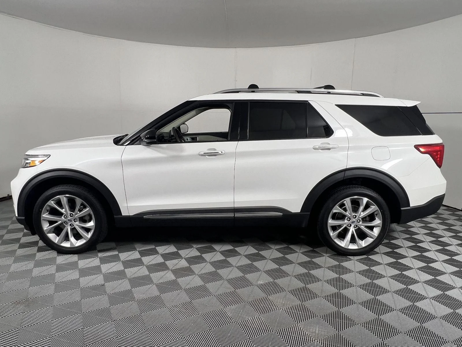Used 2022 Star White Metallic Tri-Coat Ford Platinum image 10