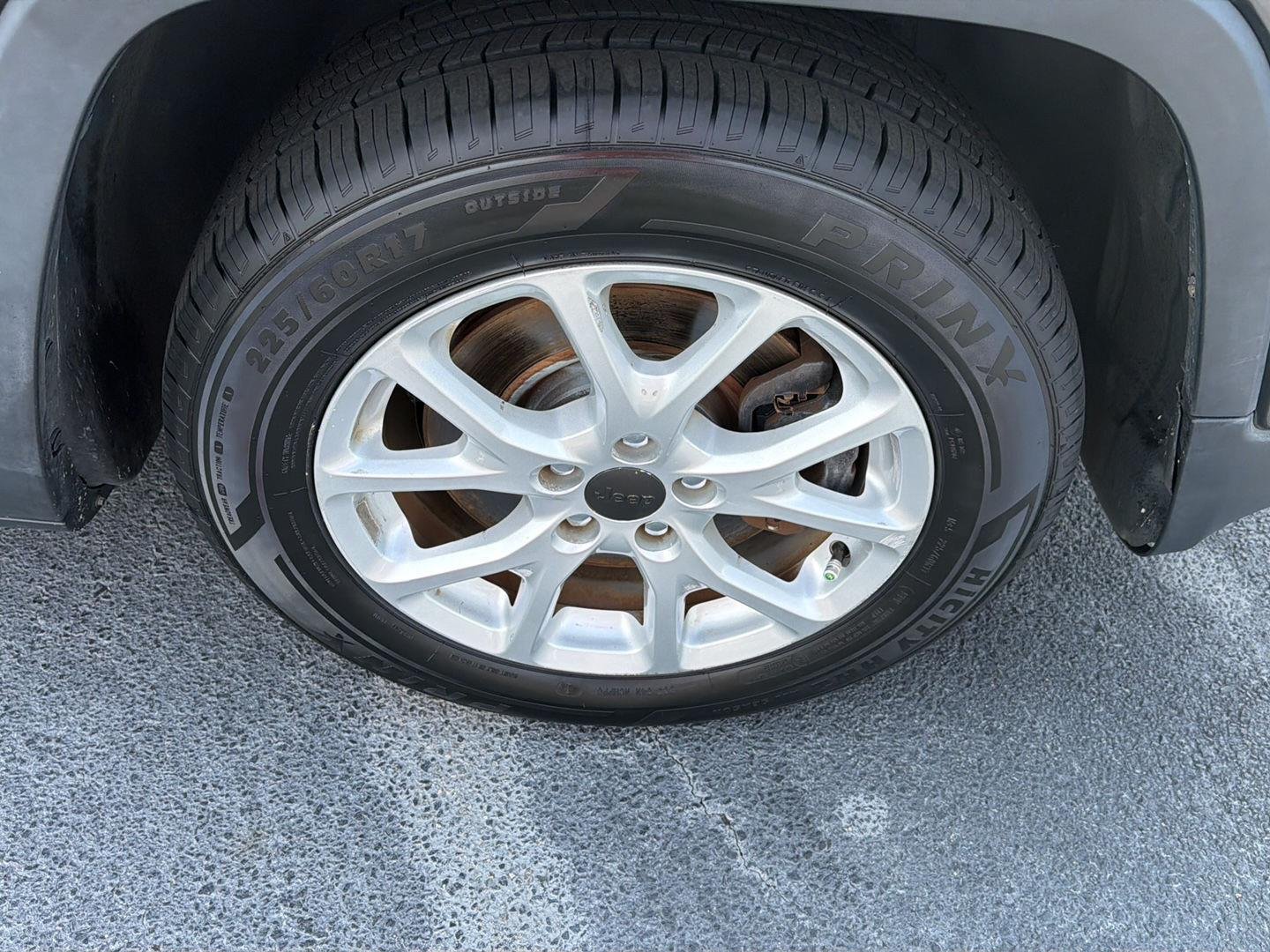 Used 2016 Granite Crystal Metallic Clearcoat Jeep Latitude image 38