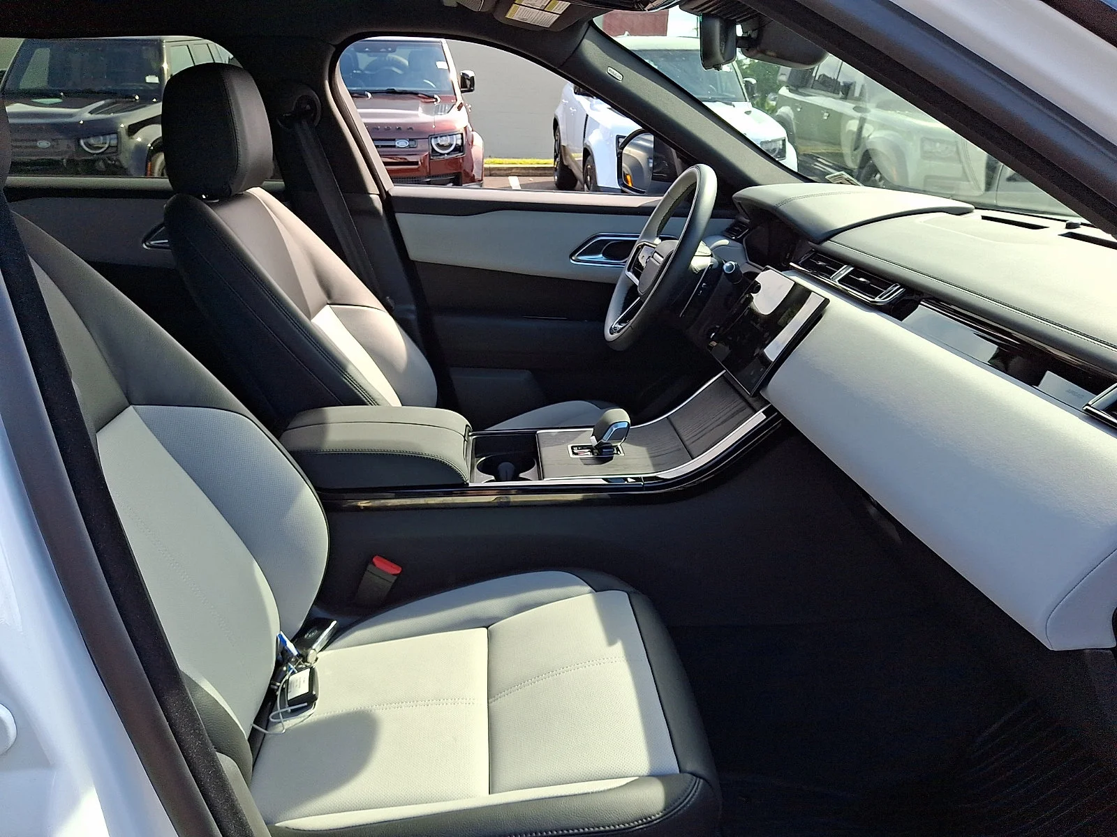 Used 2026 Fuji White   1Aa Land Rover Dynamic SE image 26