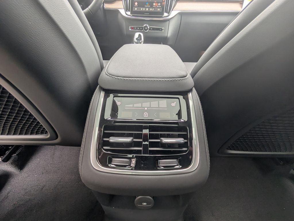 2025 Volvo XC90 Plus - Photo 10