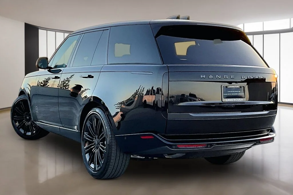 New 2027 Santorini Black LAND ROVER SE image 3