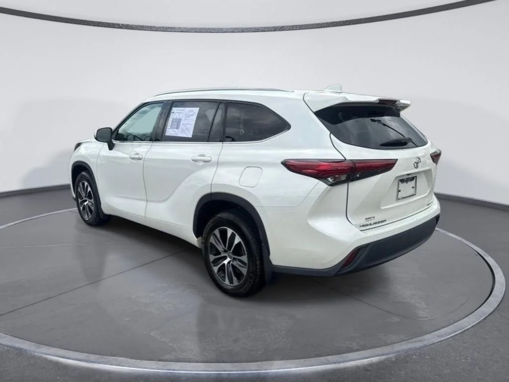 Used 2020 White Toyota XLE image 5