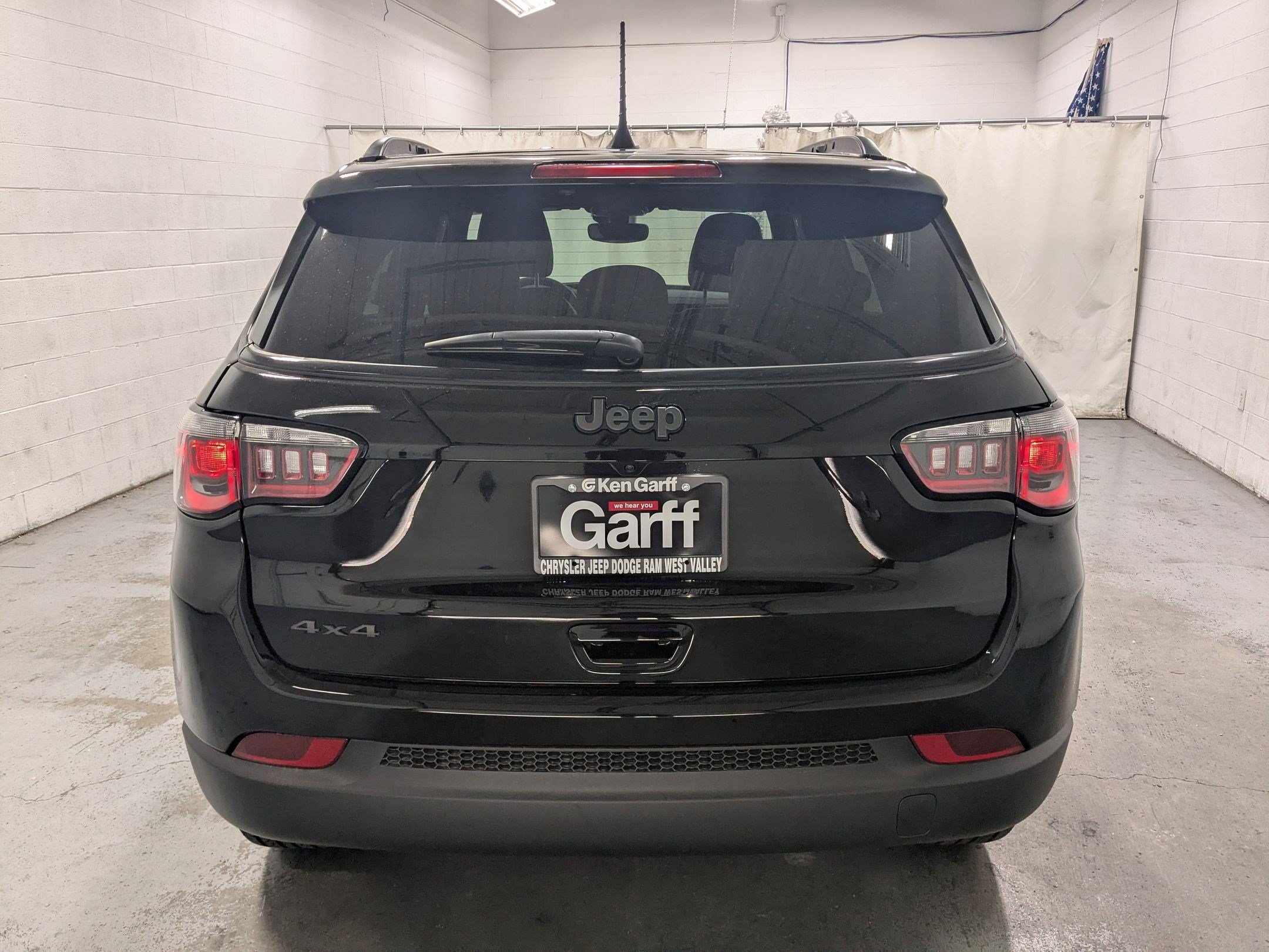 New 2026 Diamond Black Crystal Pearl-Coat Exterior Paint Jeep Latitude image 5