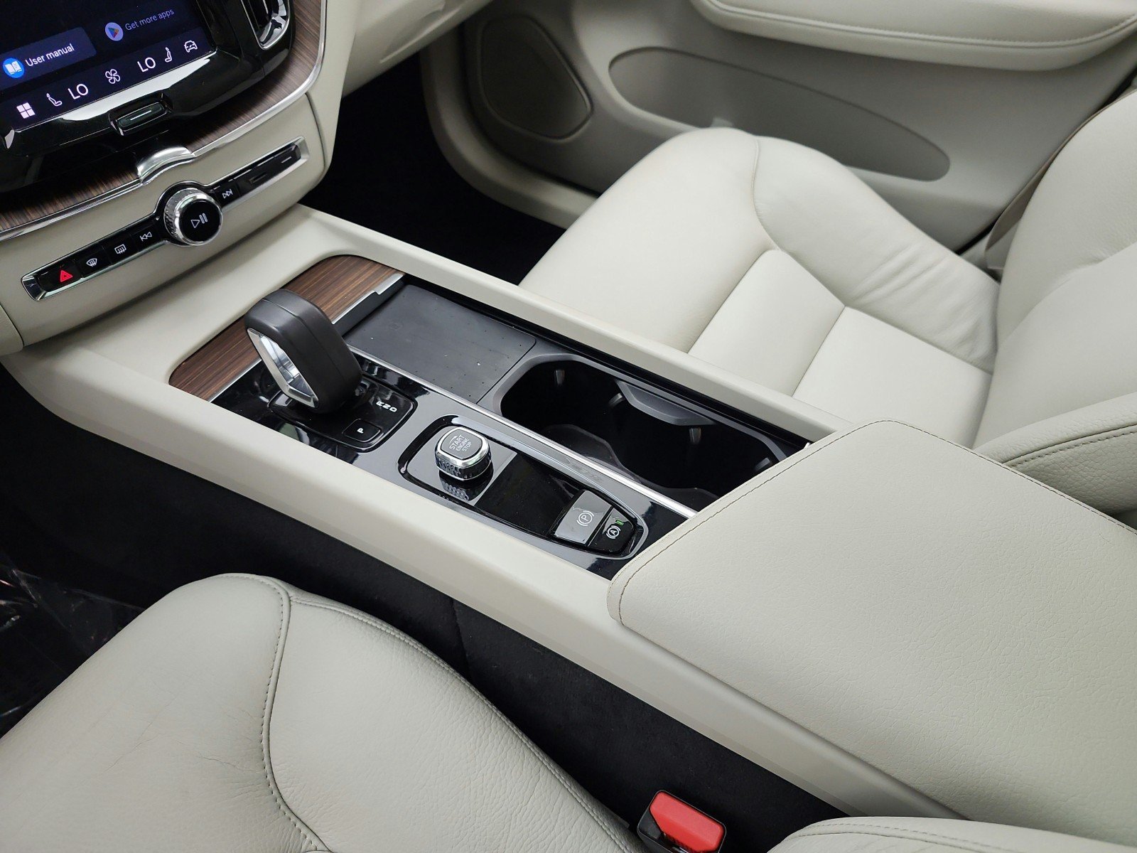 Used 2022 Thunder Grey Metallic Volvo Momentum image 11