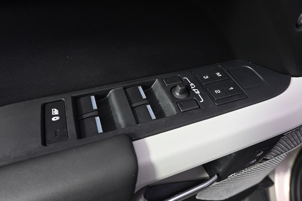 Used 2023  Land Rover X-Dynamic SE image 21