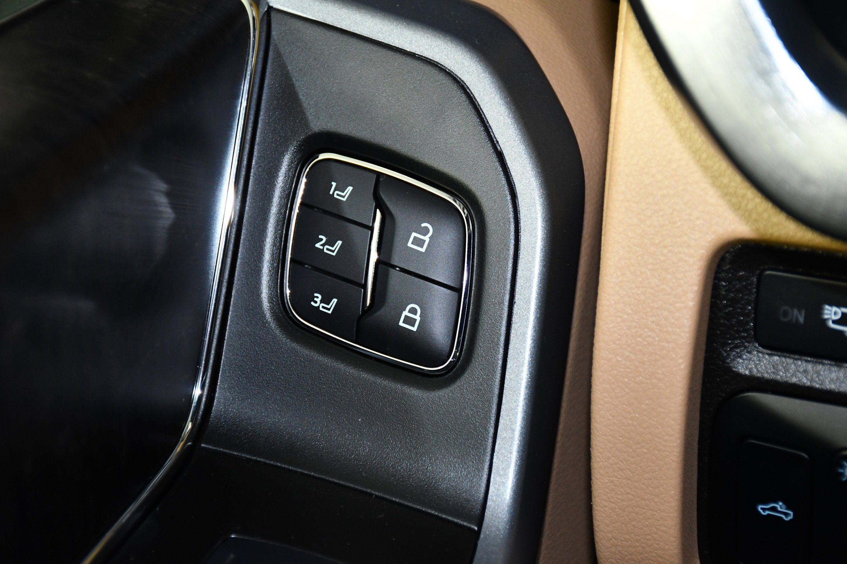 Used 2024 Gray Metallic Ford LARIAT image 42