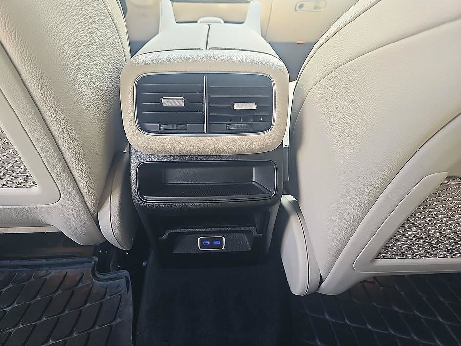 Used 2025 Polar White Mercedes-Benz GLE 450e image 32
