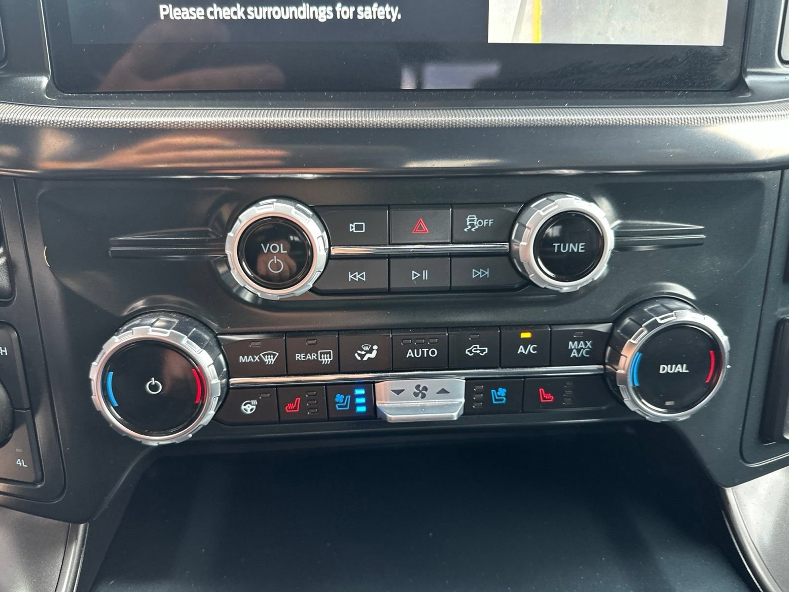 Used 2025 Silver Metallic Ford Lariat image 24